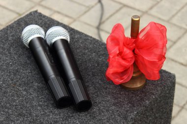 Okul zili kırmızı kurdeleli ve mikrofonlar, ilk çan, okul yılının başlangıcının sembolü.