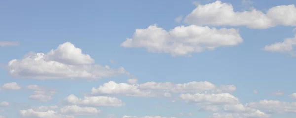 Piękne Błękitne Niebo Cumulus Chmury Panorama Słoneczny Letni Dzień Stratosfera — Zdjęcie stockowe