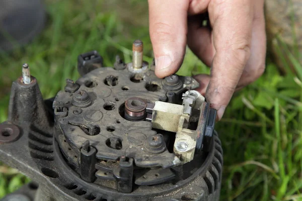 Coche Usado Alternador Cerca Con Remover Relé Regulador Voltaje Mano — Foto de Stock