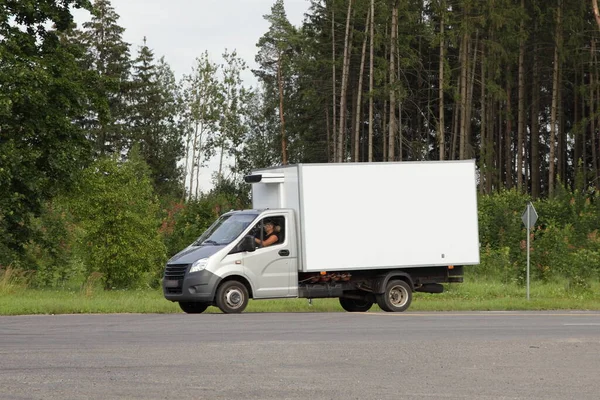 Carro Camioneta Compacto Blanco Ciudad Carretera Asfaltada Del País Vista —  Fotos de Stock