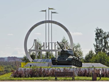 Moskova bölgesi, Dmitrov bölgesi / Rusya - 08 21 2020: Dmitrov şehir sembolü ve bir yaz günü Dmitrov karayolu üzerindeki Rus tankı için bir anıt