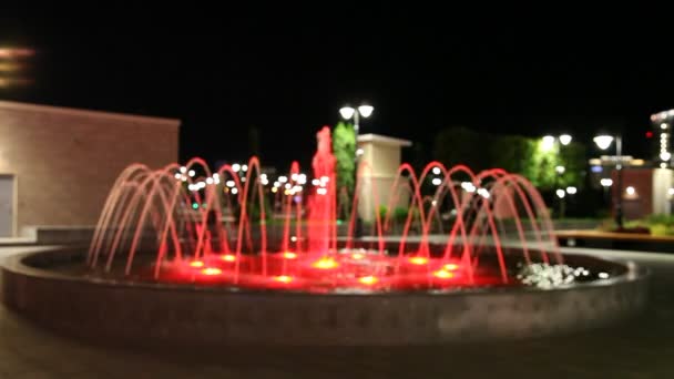 当代变色照明喷泉与Rgb照明近距离解焦 夜生活娱乐表演 抽象色彩背景 — 图库视频影像