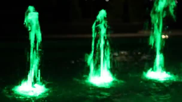 Tres Fuentes Iluminadas Colores Variables Con Iluminación Rgb Vista Desenfoque — Vídeo de stock