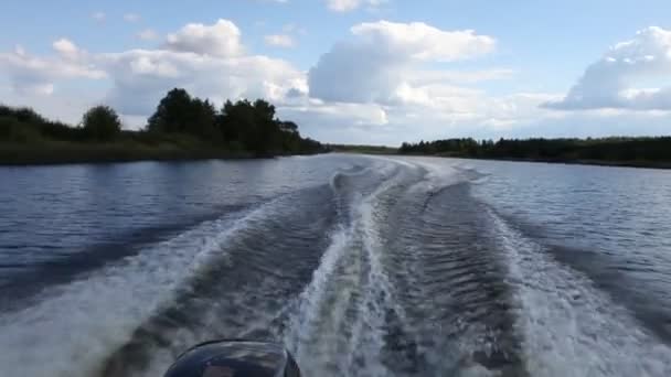 Motorbåt Svänger Floden Till Smal Kanal Med Gräsbevuxna Stränder Sommardag — Stockvideo