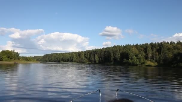 Přední Pohled Přídě Rychlého Motorového Člunu Nad Hlavou Krásné Říční — Stock video