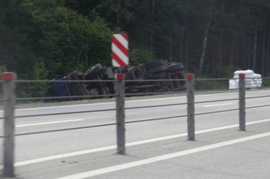 Yol kenarındaki hendek aracında devrilmiş bir tır minibüsü kaza yapmış, kaymış, yazın yol kenarında ağaçların arkasında kaza yapmış.