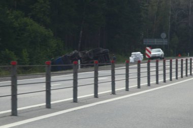 Kurumuş asfalt yolda, yol kenarındaki hendekte kaza yapmış bir tır.