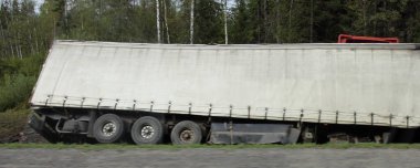 Yol kenarındaki hendek aracında devrilmiş bir tır minibüsü kaza yapmış, kaymış, yazın yol kenarında ağaçların arkasında kaza yapmış.