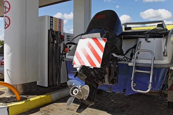Tankowanie Łodzi Motorowych Stacji Benzynowej Słoneczny Letni Dzień Przed Wycieczką — Zdjęcie stockowe