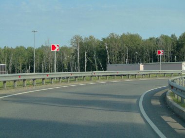 Odintsovo Moskova bölgesindeki boş modern karayolu yolu yolu Sunny yaz gününde mavi gökyüzü arka planında