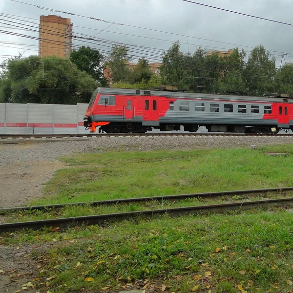 Moskva Central Diameter Röd Grå Elektriskt Tåg Järnväg Nära Bostadshus — Stockfoto