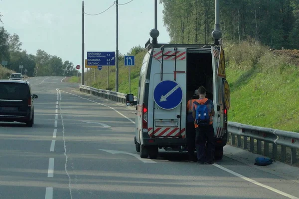 Odintsovo Bölgesi Moskova 'da karayolu servis minibüsü Sunny yaz gününde orman ağaçları ve mavi gökyüzü arka planında Rus yazıtları Laikovo etkinlik şehri Lapino, Vlasikha