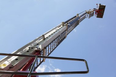 Uzun boylu yangın merdiveni mavi arka plan perspektifi, itfaiyeci kurtarma ekipmanları