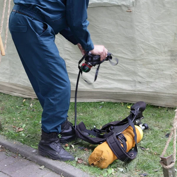 Brandman Tar Gasmask Gul Gaspelare Bakgrund Räddning Och Brandmansutrustning — Stockfoto