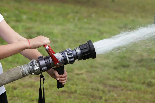 Pfadfinder Gießt Sommertagen Wasser Aus Einem Leistungsstarken Feuerwehrschlauch Kinder Üben — Stockfoto