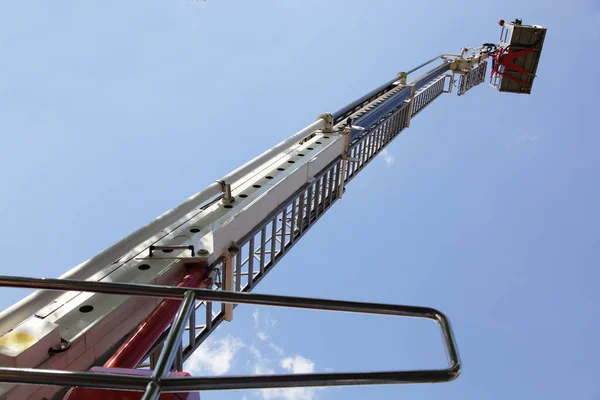 Ψηλή Επεκτάσιμη Σκάλα Πυρκαγιάς Από Κοντά Προοπτική Στο Μπλε Φόντο — Φωτογραφία Αρχείου