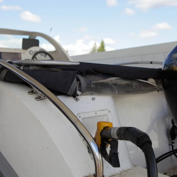 Motor Boat Fueling Fuel Gun Hose Transom Filler Cap Blue — Stock Photo, Image