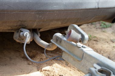 Arabanın römorku römork kilidi kolu ve elektrik prizi ile birleşiyor. Arka pencereyi kapatın, karavanla güvenli sürüş yapın.