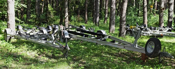 Lege Boottrailers Bos Parkeren Zonnige Zomerdag Waterscooters Vervoer — Stockfoto