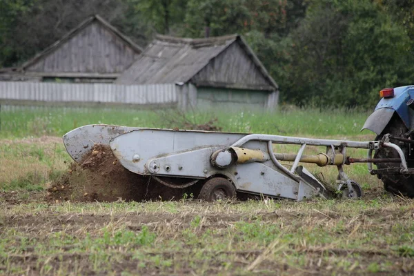 Alte Kartoffelernte Traktoranbaugeräte Auf Dem Feld Aus Nächster Nähe Kartoffelernte — Stockfoto