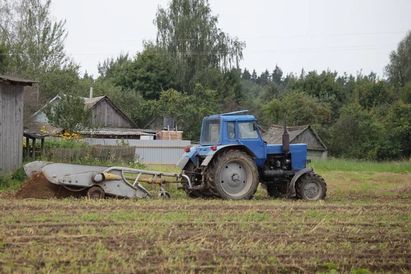 Alter Radtraktor Mit Kartoffelernte Anbaugeräten Auf Dem Feld Kartoffelernte Einem — Stockfoto