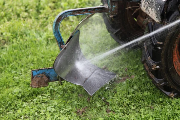 Abnehmbare Pflug Auf Walk Traktor Reinigung Mit Wasserstrahl Auf Grünem — Stockfoto