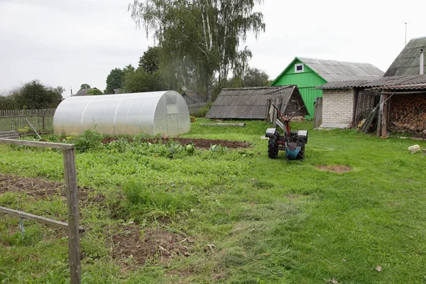 Ländliche Agrarlandschaft Landwirtschaftlicher Hof Gemüsebeete Motorkultivierer Modernes Polycarbonat Gewächshaus Sommertag — Stockfoto