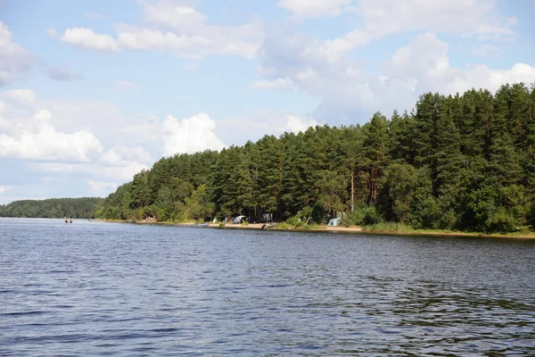 Krajobraz Leśny Brzeg Rzeki Kempingiem Widok Wody Wołga Błękitne Niebo — Zdjęcie stockowe