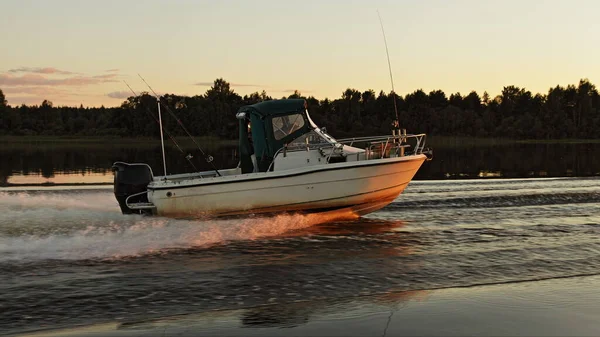 Puissant Bateau Moteur Pêche Glissant Rapidement Sur Une Piste Eau — Photo