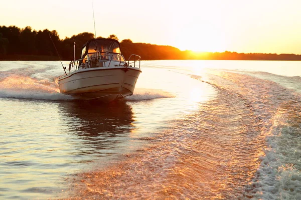 Barco Motor Deslizamiento Rápido Pista Vigilia Sobre Hermoso Fondo Puesta — Foto de Stock