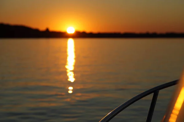 Вид Перила Яхты Красивый Размытый Закат Яркое Оранжевое Солнце Отражательной — стоковое фото