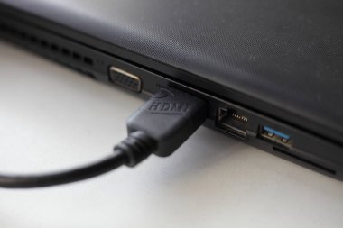 Yan paneldeki dizüstü bilgisayardaki HDMI kablosu, yardımcı monitör ve TV bağlantısı