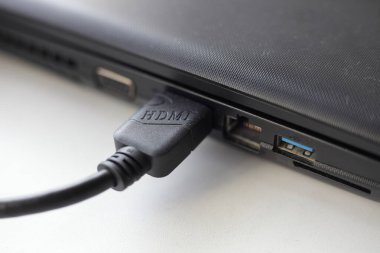 Not defteri portunda HDMI kablosu kapat, harici bilgisayar monitörü bağlantısı