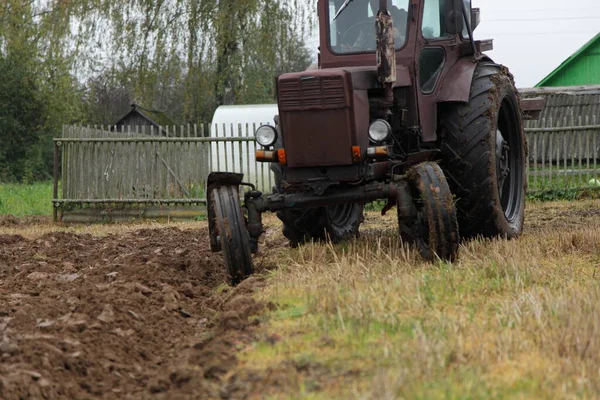 Alte Sowjetische Allrad Braunen Traktor Auf Dem Feld Auf Garten — Stockfoto