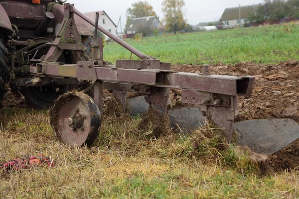 Stary Potrójny Pług Metalowy Orka Brązowy Bruzda Pole Blisko Boku — Zdjęcie stockowe