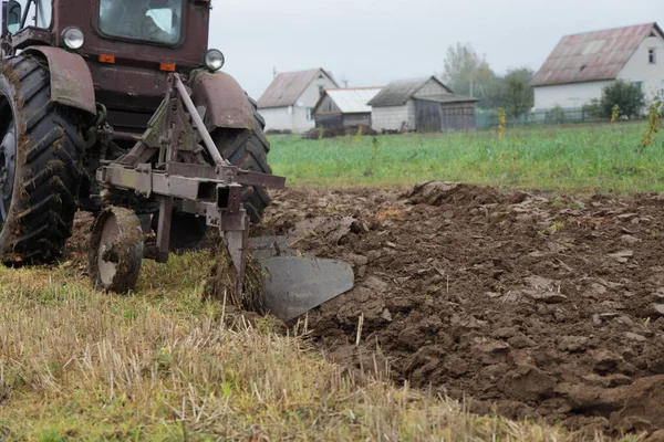 Old Russian Metal Plough Tractor Plowing Brown Field Furrow Close — Stock Photo, Image