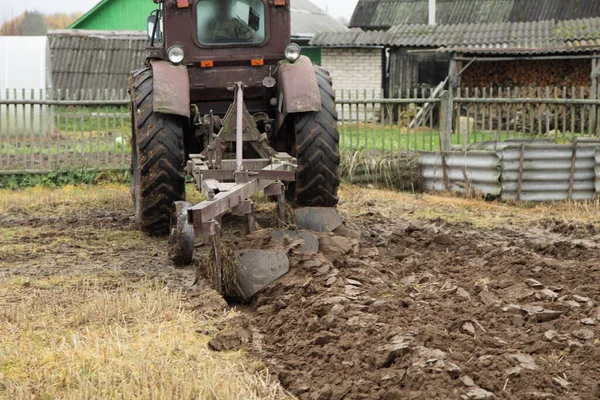 Altrussisch Fahrbarer Brauner Traktor Mit Pflug Pflügt Das Feld Auf — Stockfoto