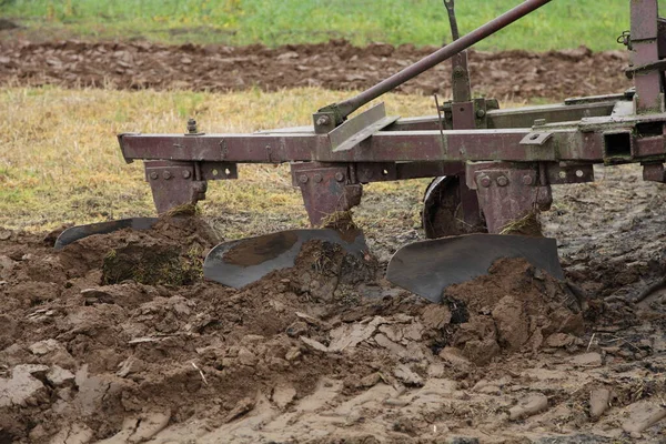 Alte Dreifachmetallpflug Pflügt Die Braune Ackerfurche Aus Nächster Nähe Seitenansicht — Stockfoto