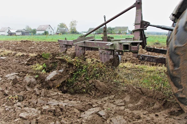 Altes Sowjetisches Pflugtraktoranbaugerät Pflügt Die Braune Ackerfurche Aus Nächster Nähe — Stockfoto