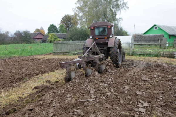 Altrussisch Fahrbarer Brauner Traktor Mit Pflug Pflügt Die Ackerfurche Großaufnahme — Stockfoto