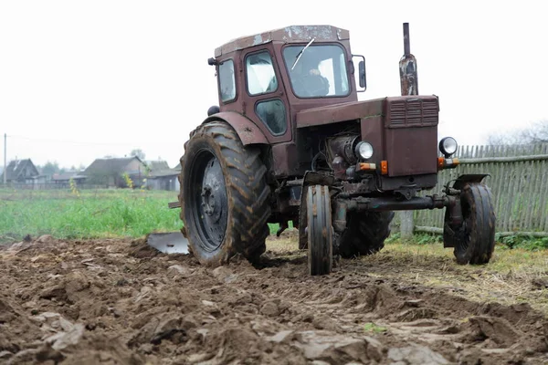 Alte Sowjetische Allrad Braunen Traktor Auf Dem Feld Auf Garten — Stockfoto