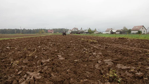 Landsbygd Brun Plöjd Fält Med Gamla Hjulförsedda Traktor Jordbruksarbete Jord — Stockfoto