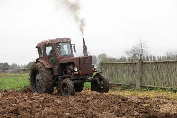 Alte Sowjetische Awd Dieselschlepper Mit Abgase Pflügen Das Feld Hinterhof — Stockfoto