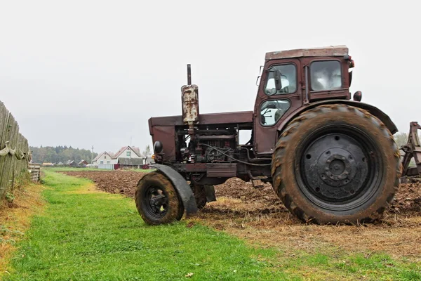 Старый Колесный Коричневый Дизельный Трактор Поле Зеленой Травяной Дорогой Рядом — стоковое фото