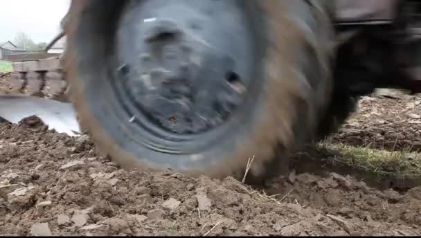 Alte Dreifachmetallpflug Pflügt Die Braune Ackerfurche Aus Nächster Nähe Seitenansicht — Stockvideo