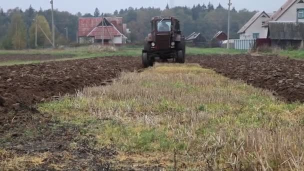 Gamla Sovjetiska Bruna Hjul Traktor Framsidan Landsbygden Plöjd Fält Bonde — Stockvideo