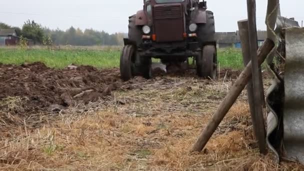 Vanha Venäläinen 4X4 Pyörillä Ruskea Traktori Aura Kyntää Kentän Vako — kuvapankkivideo