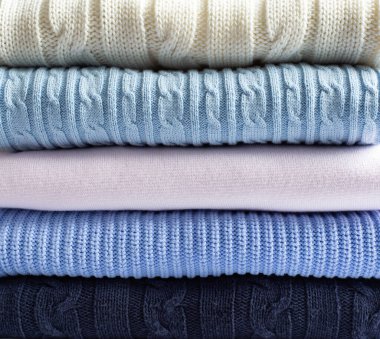 Hafif pastel renkte yün elbiseler.