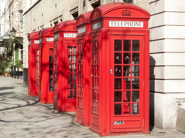 2009年4月18日 传统的红色铸铁电话盒在城市的心脏 — 图库照片
