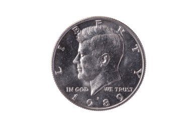 Abd yarım dolar nikel sikke (50 sent) Başkan John Kennedy bir portre resmi ile 1989 tarihli kesilmiş ve beyaz bir arka plan üzerinde izole